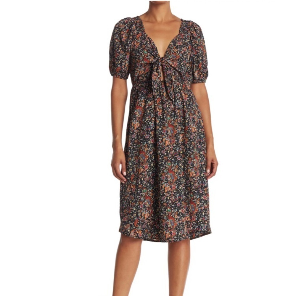 Paisley Puff Sleeve, Tie Front, Midi Dress
COLLECTIVE CONCEPTS, Small